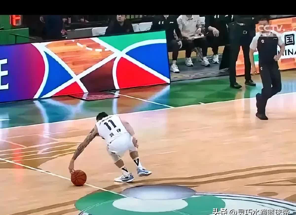 包含篮球场上一幕奇观，球员运球时突然失误滑倒的词条