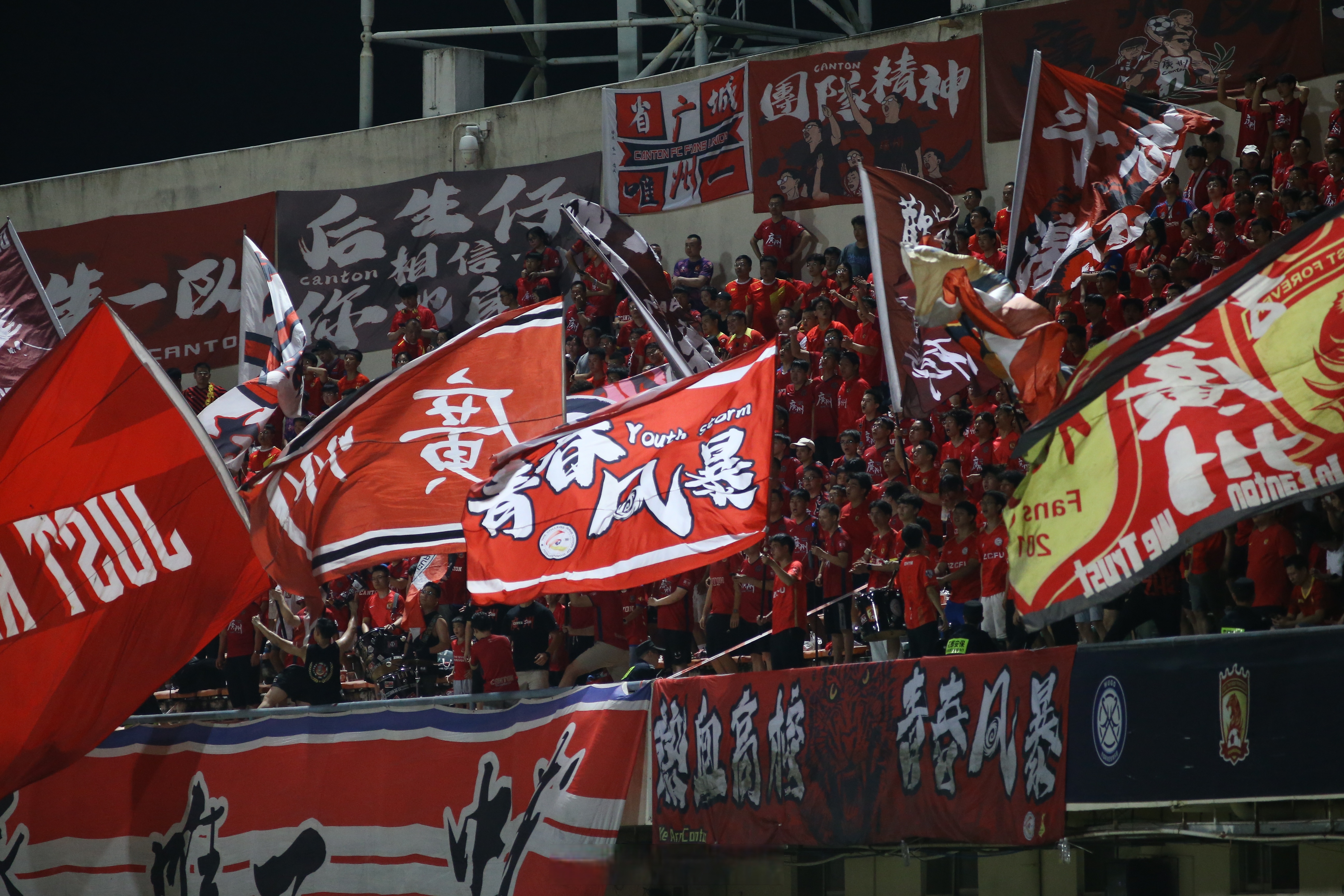 九游娱乐体育官网-运动员在赛场上奏响胜利之歌